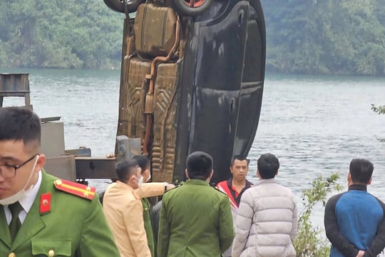 Người đàn ông tử vong trong xe ô tô rơi xuống sông Đà