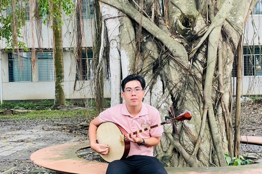 Chàng trai trẻ đam mê nhạc cổ bên cây đàn kìm