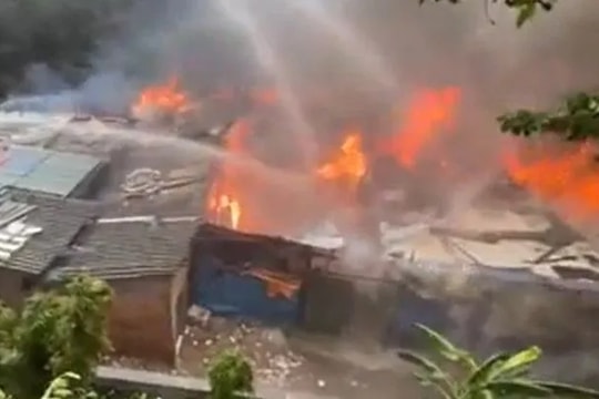 Cháy khu lán tạm tại đường Phùng Khoang