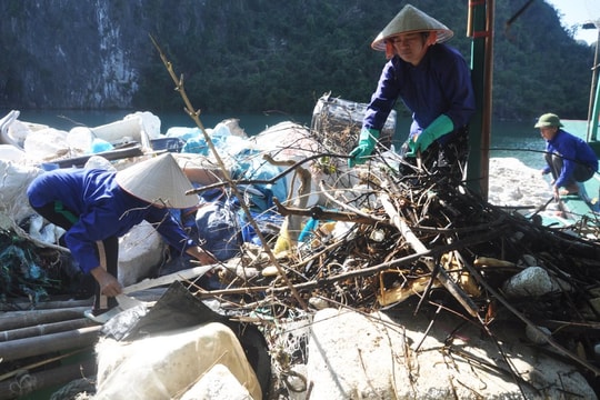 Lặng thầm nghề ‘lao công’ trên biển
