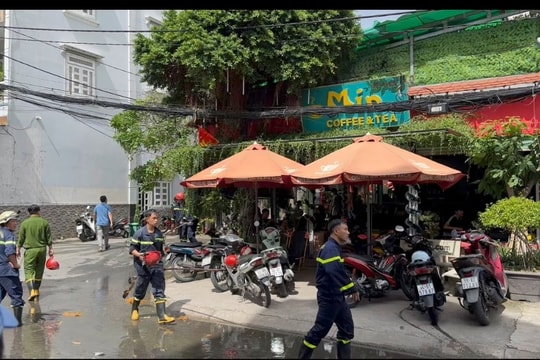 Tầng thượng nhà 3 tầng bốc cháy, người dân nháo nhào giữa trưa