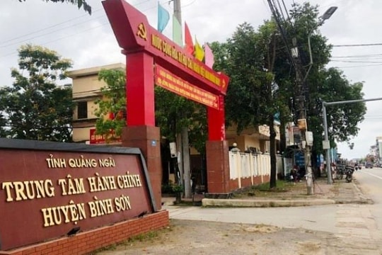 Quảng Ngãi: Chủ tịch UBND xã bị phê bình do không ngăn chặn hành vi vi phạm kịp thời