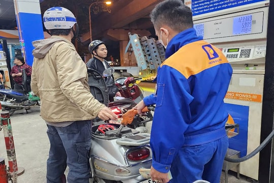 Giá xăng dầu thế giới ngày 10/12: Bật tăng hơn 1%