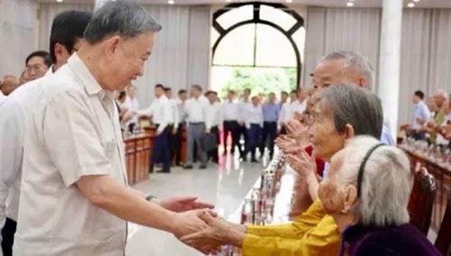 Tổng Bí thư Tô Lâm gặp mặt, tặng quà người có công tiêu biểu tỉnh Đồng Tháp