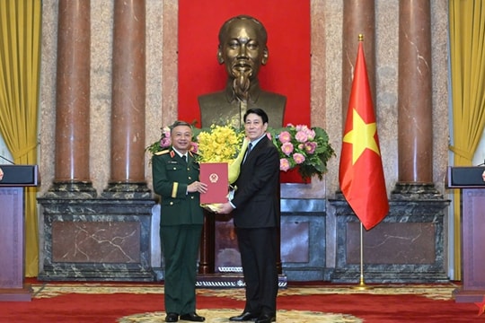 Chủ tịch nước Lương Cường trao quyết định thăng quân hàm Thượng tướng cho đồng chí Lê Quang Minh