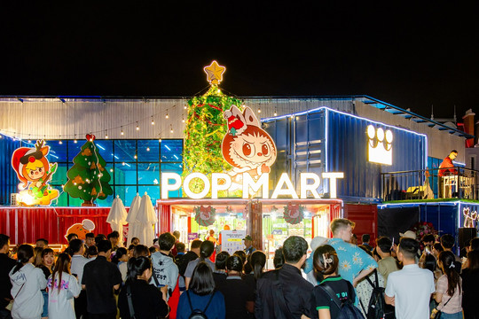 POP MART lần đầu tiên xuất hiện tại Vinpearl Harbour Nha Trang với mô hình container trên đảo