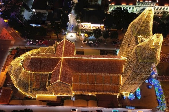 Nhà thờ Đức Bà TP.HCM lung linh trước thềm Giáng sinh