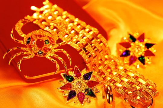 Giá vàng chiều ngày 11/12: Bất ngờ tăng chóng mặt