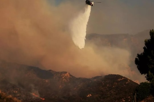 Hàng ngàn người sơ tán vì cháy rừng ở California