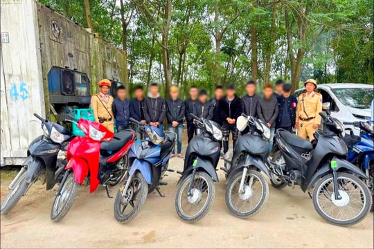 Nhóm thanh niên chạy xe đầu trần, lạng lách để đi đón bạn tù