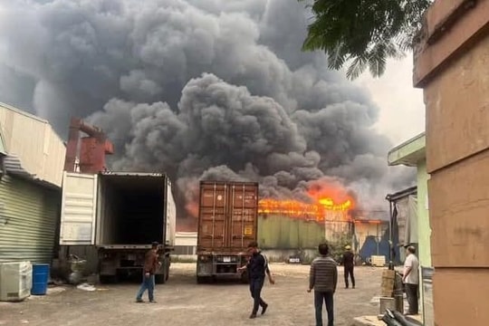 Cháy tại nhà kho công ty ở Khu công nghiệp Hòa Xá