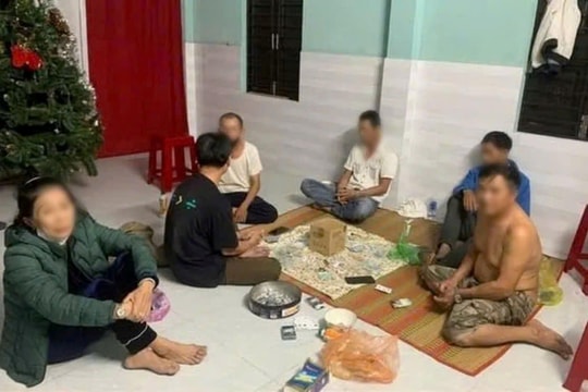 Bắt ổ nhóm đánh bạc xuyên đêm