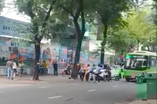 Tài xế, nhân viên xe buýt đánh nhau với shipper giữa đường