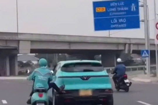 Phạt tài xế mô tô dùng chân đẩy xe ô tô giữa đường