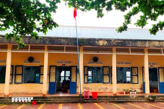 Hàng trăm học sinh và giáo viên thấp thỏm dưới ngôi trường xuống cấp