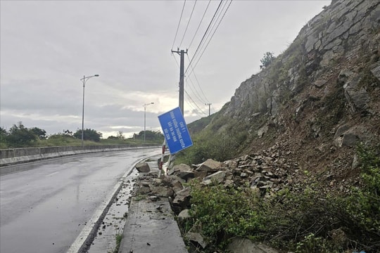 Khánh Hoà: Mưa lớn làm sạt lở trên 2 cung đường vào thành phố Nha Trang