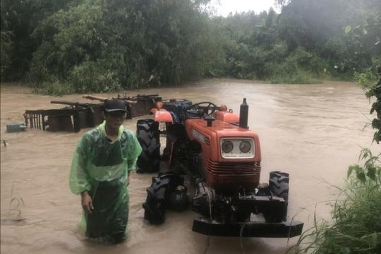 Phú Yên: Xe công nông chở 10 người bị lật do nước lũ, 1 nạn nhân mất tích