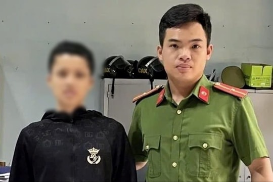 Khống chế cha ruột để đòi tiền