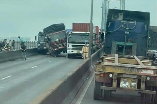 Va chạm liên hoàn trên cầu Phú Mỹ khiến giao thông ùn tắc