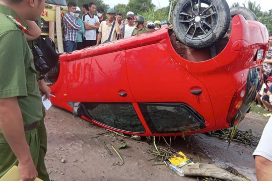 Long An: Ô tô lao xuống kênh, tài xế tử vong thương tâm