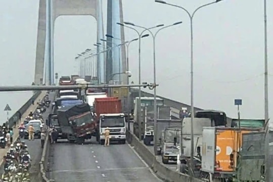 Tai nạn liên hoàn trên cầu Phú Mỹ, ùn tắc kéo dài