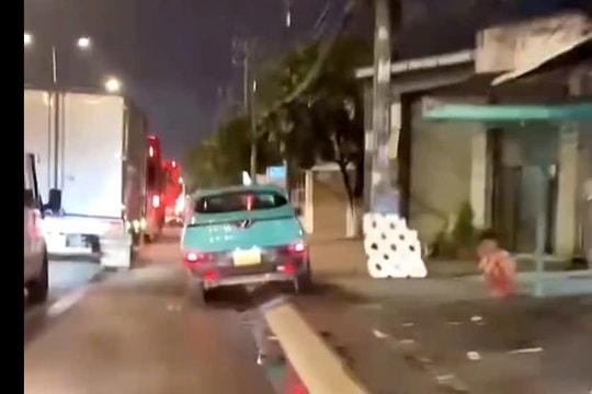 Phạt tài xế xe taxi điện đi kiểu "nửa vời" trên đường