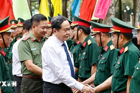 Chủ tịch Quốc hội Trần Thanh Mẫn thăm Bộ Chỉ huy quân sự tỉnh Hậu Giang