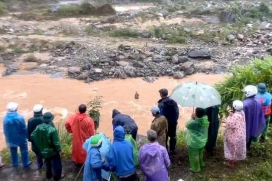 Quảng Nam: Cứu thành công 4 người dân giữa dòng lũ