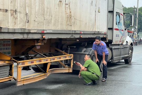 Chạy xe máy sát container, nạn nhân bị cán tử vong