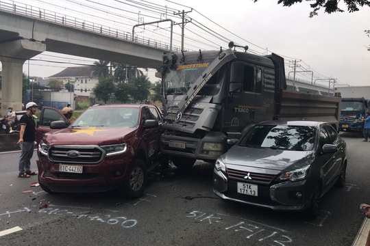 Xe ben tông liên hoàn vào xe tải, 4 ô tô, cửa ngõ TP.HCM ùn ứ