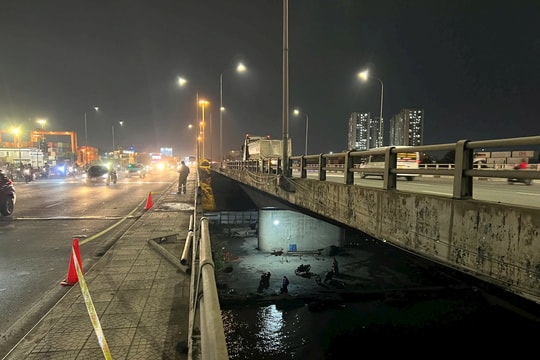 Ôtô tông gãy lan can cầu, rơi xuống sông Đồng Nai