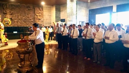 Trưởng Ban Tuyên giáo Trung ương dâng hương tại Đền thờ Vua Hùng ở TP Cần Thơ
