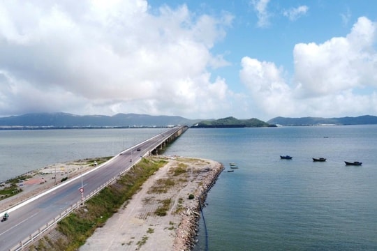 Đoàn xe thử tải trọng trên cầu vượt biển dài nhất Bình Định