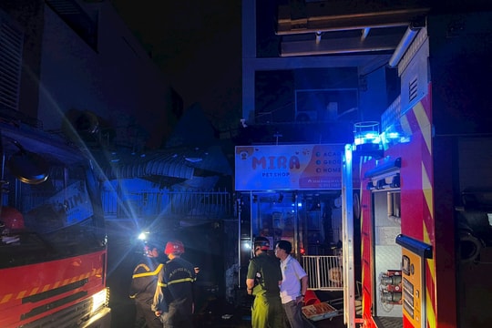 Căn nhà bốc cháy dữ dội sau tiếng nổ lớn