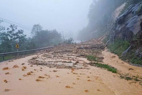 Sạt lở đèo Khánh Lê, chia cắt giao thông tuyến Nha Trang – Đà Lạt