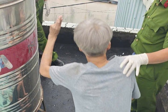 Nam thanh niên nghi “ngáo đá” leo lên sân thượng nhà dân ở TP.HCM