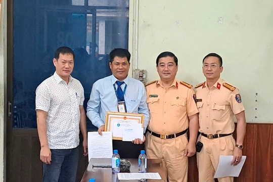 Lái xe được Giám đốc Công an tỉnh Bình Định tặng giấy khen