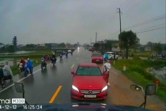 Điều khiển xe dừng ngược chiều, ngang ngược chặn đầu xe container