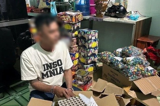 ​Tạm giữ đối tượng có tiền án tàng trữ hơn 287 kg pháo nổ