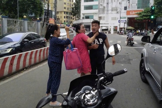 Công an vào cuộc vụ tài xế ô tô đấm liên tục vào mặt người đi xe máy