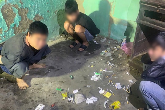 Bắt quả tang nhiều đối tượng tổ chức sử dụng ma tuý