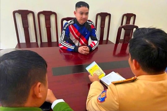 Xử phạt, tước bằng lái của tài xế dừng xe ngược chiều ở Hà Tĩnh