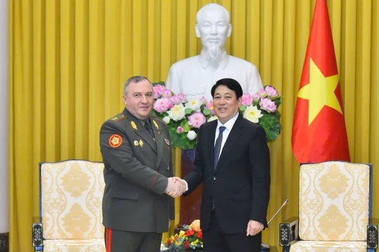 Chủ tịch nước Lương Cường tiếp Bộ trưởng Quốc phòng Belarus Khrenin Viktor Gennadievich