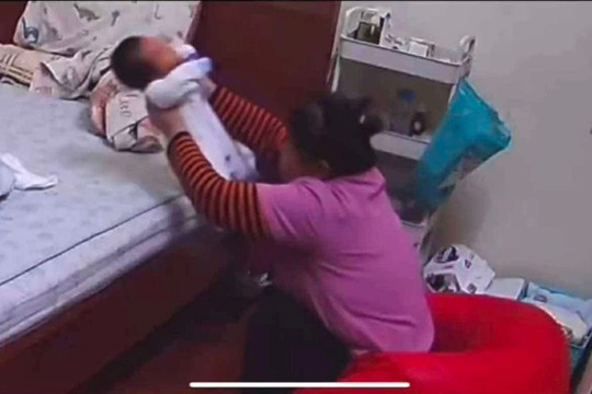 Tạm giữ nữ bảo mẫu có "hành vi lạ"với trẻ sơ sinh