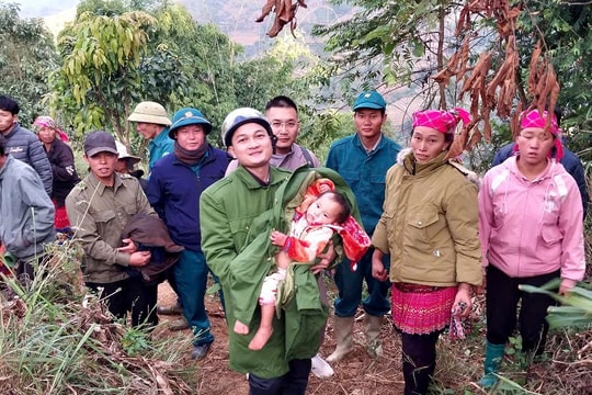 Lai Châu: Bé gái 2 tuổi lạc 10 tiếng giữa núi đồi lạnh giá