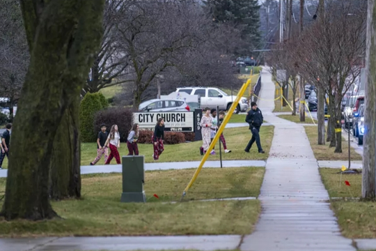 Nữ sinh xả súng tại trường học, giáo viên thiệt mạng
