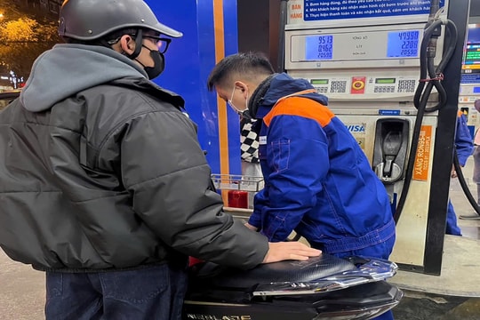 Giá xăng dầu ngày 17/12: Tiếp đà giảm