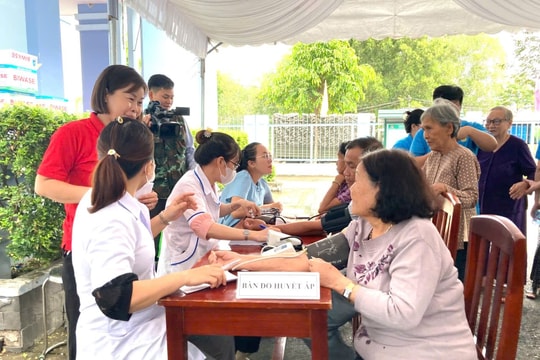 Bệnh viện Quân y 7B khám và cấp thuốc cho hơn 200 gia đình chính sách