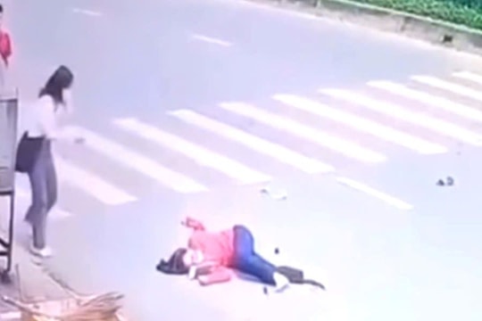Truy tìm người điều khiển xe máy tông nhân viên xe buýt nằm bất động