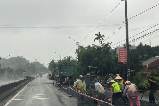 “Ổ voi, ổ gà” xuất hiện dày đặc trên Quốc lộ 1 chỉ sau vài cơn mưa nặng hạt